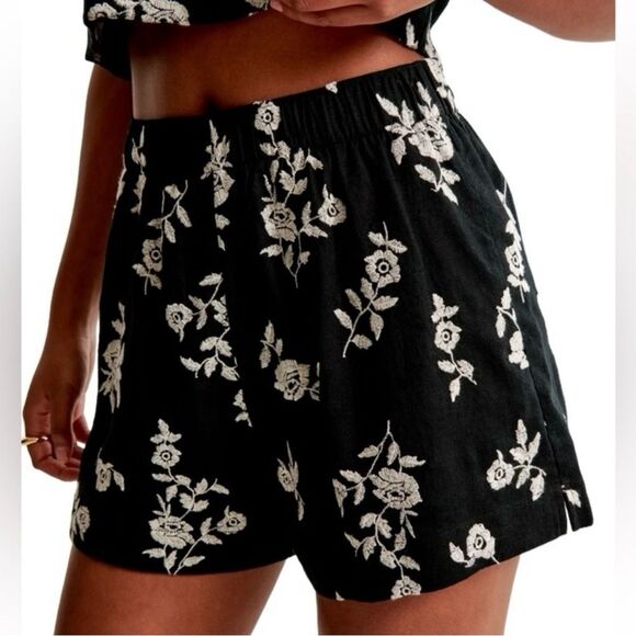 Abercrombie & Fitch Women's Size Large NWT Black White Embroidered Floral Short - Picture 13 of 13